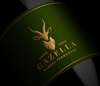 瓶子上的綠色標籤帶有金色雕刻，上面寫著“Gazella Barrel Fermented”。