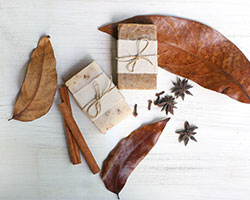 兩塊肥皂用紙板折疊起來，用麻繩和幾片棕色的葉子包起來。