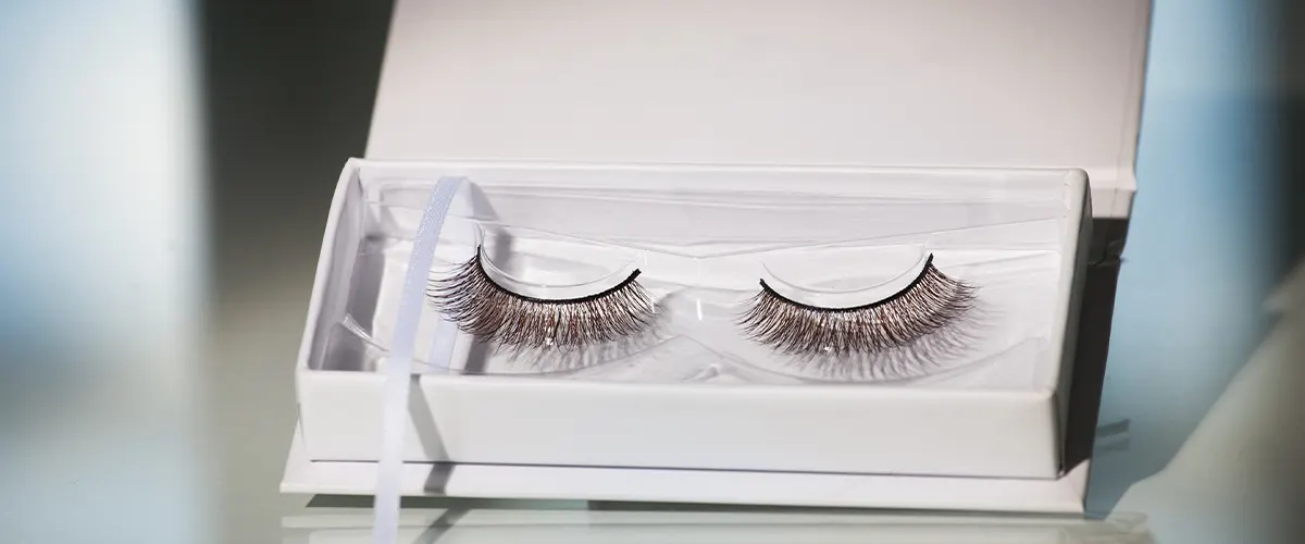 simple lashes in a white box